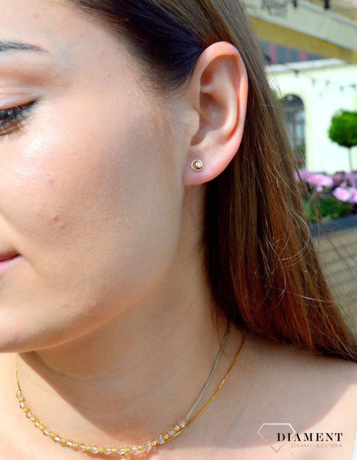 Złote kolczyki 333 kółko z cyrkonią KL 10864 333 Złote kolczyki kółka z cyrkonią z wygodnym zapięciem na sztyft. Zachwycająca lekkością oraz subtelnym wdziękiem, posiada uroczy akcent w postaci drobnych do.jpg